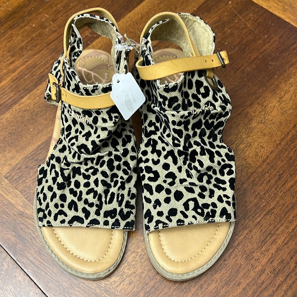 Blowfish Malibu Ballerina Peep Toe Leopard Sandals Size 8 NWOT
